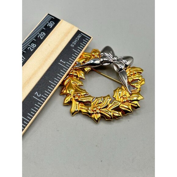 Gold & Silver Tone Christmas Wreath Pin Brooch Bow Design Liz Claiborne Jewelry - Picture 4 of 4